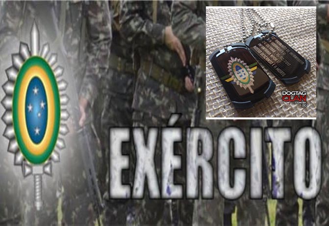A ficha de identificação do exército com balas de 9 mm e pistola repousa  sobre tecido verde camuflado dobrado. um conjunto de itens militares  veteranos ou um kit de troféus antigo